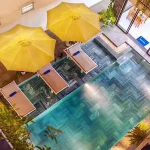 Hotel Tomorrow ***